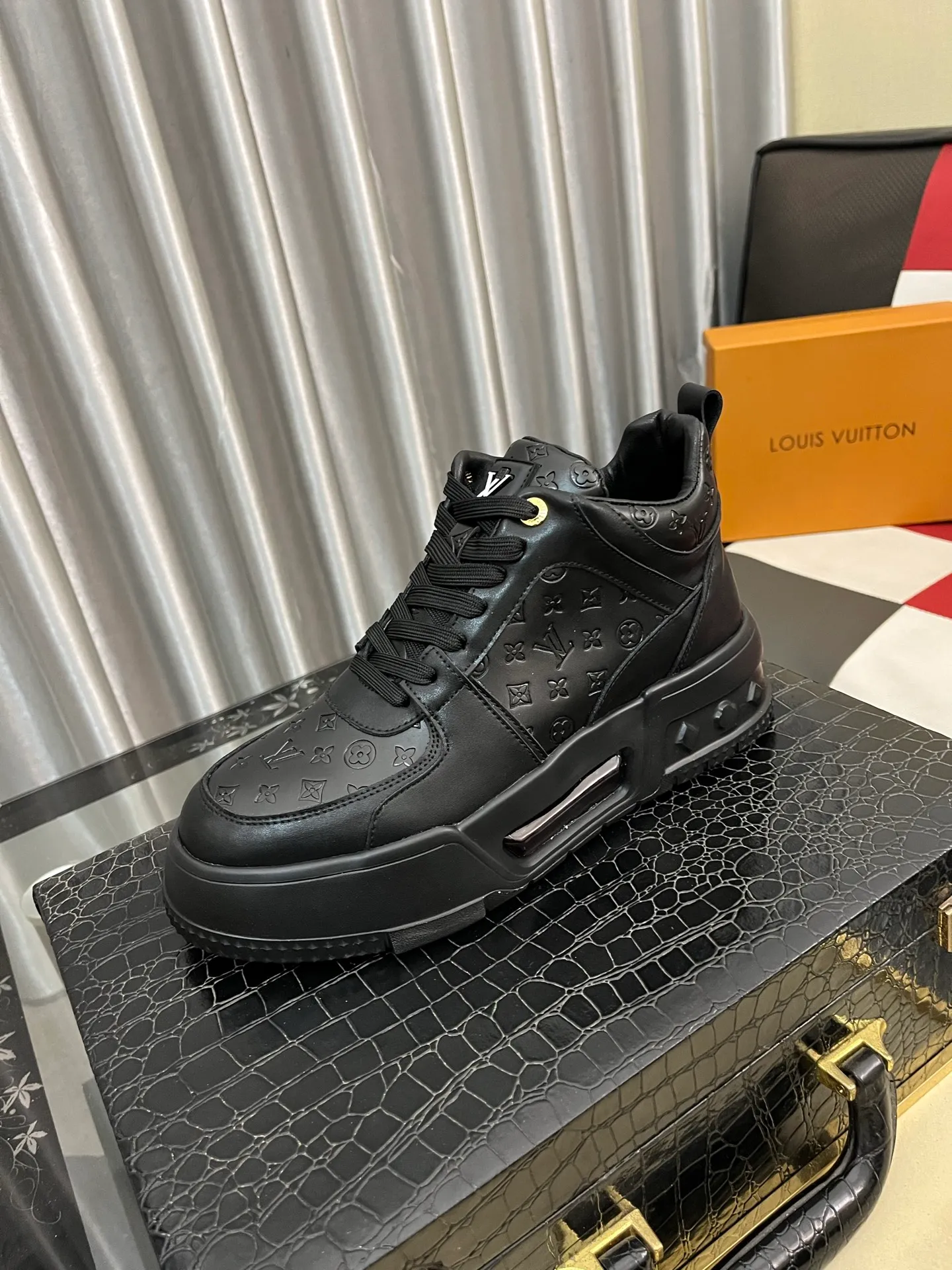 Ex-factory price: 438⌚️⌚️[LOUIS VUITTON] Same style as Louis Vuitton* official website 🚹Men's high-top casual shoes❤️Same style as popular celebrities and big names ~ Best-selling at home and abroad Lv focuses on the checkerboard series...Imported first-layer cowhide with special fabrics➕Full sheepskin lining➕Brand-specific hollow outsole, code number: 38-44